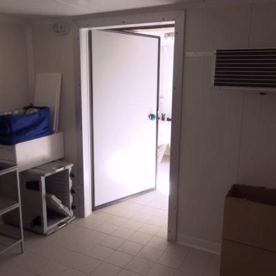 deux portes de chambre froide :  coté fabrication et coté réception !