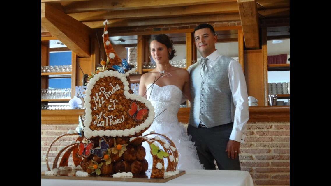 pièce montée choux et nougatine en cône avec coeur et papillons