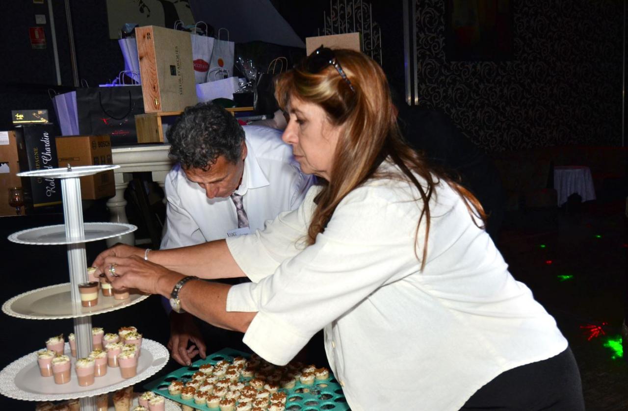 Nos directeurs en pleine mise en place de nos pâtisseries