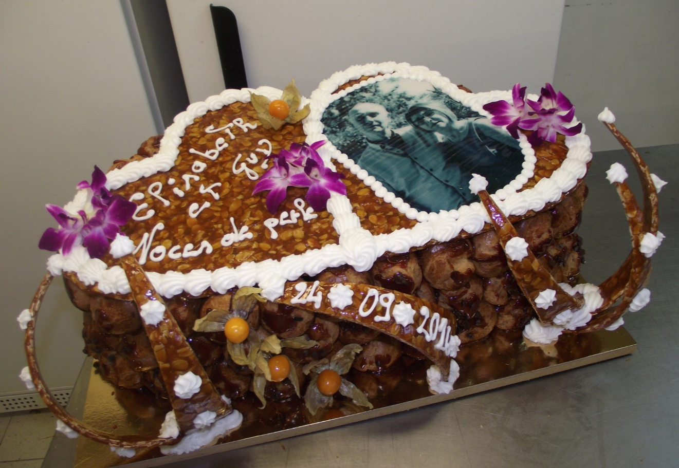 pièce montée choux et nougatine avec photo famille et vrai fleurs comestibles