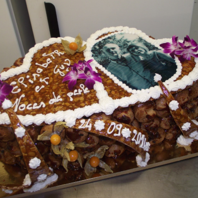 pièce montée choux et nougatine avec photo famille et vrai fleurs comestibles