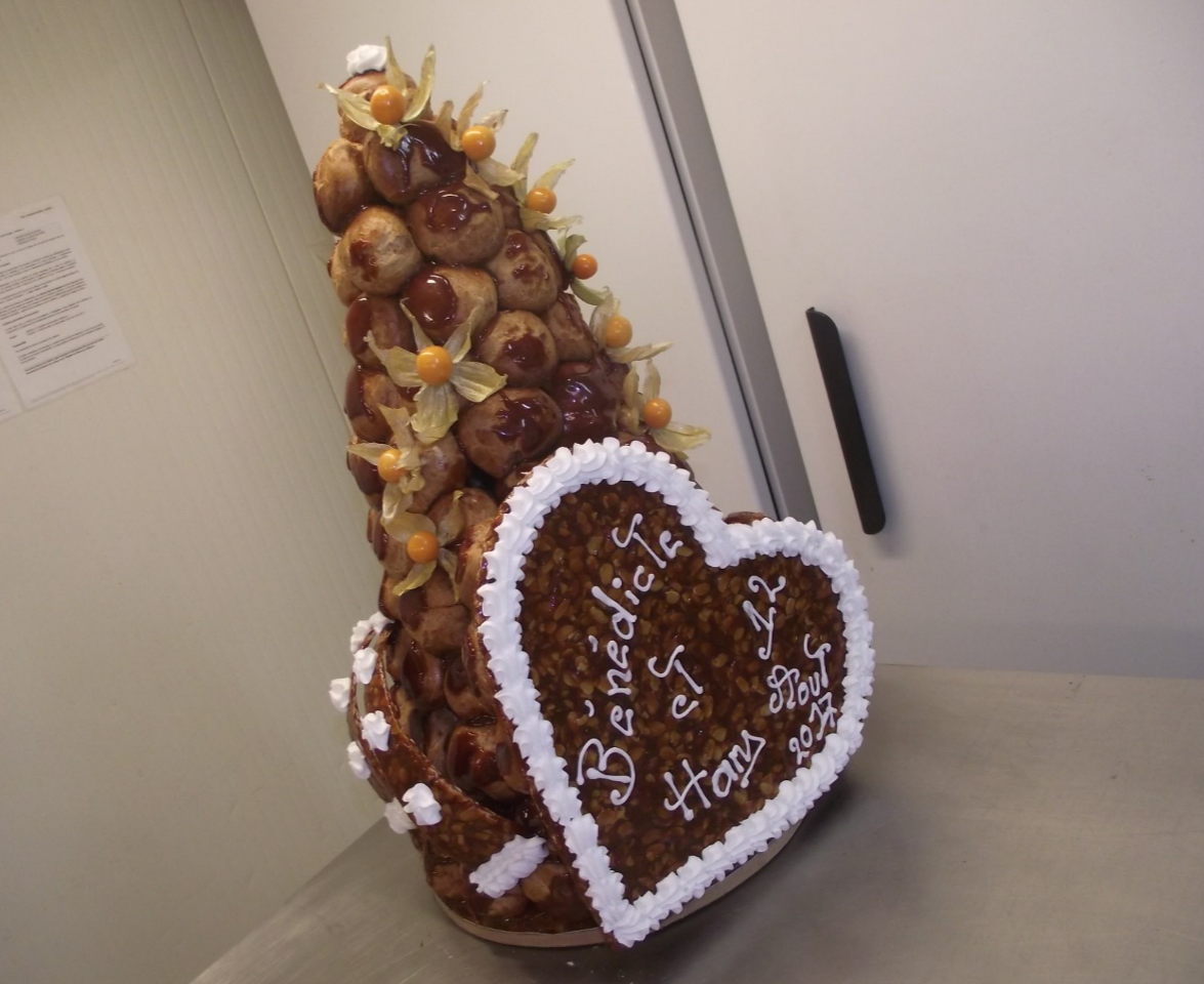 pièce montée choux et nougatine en cône