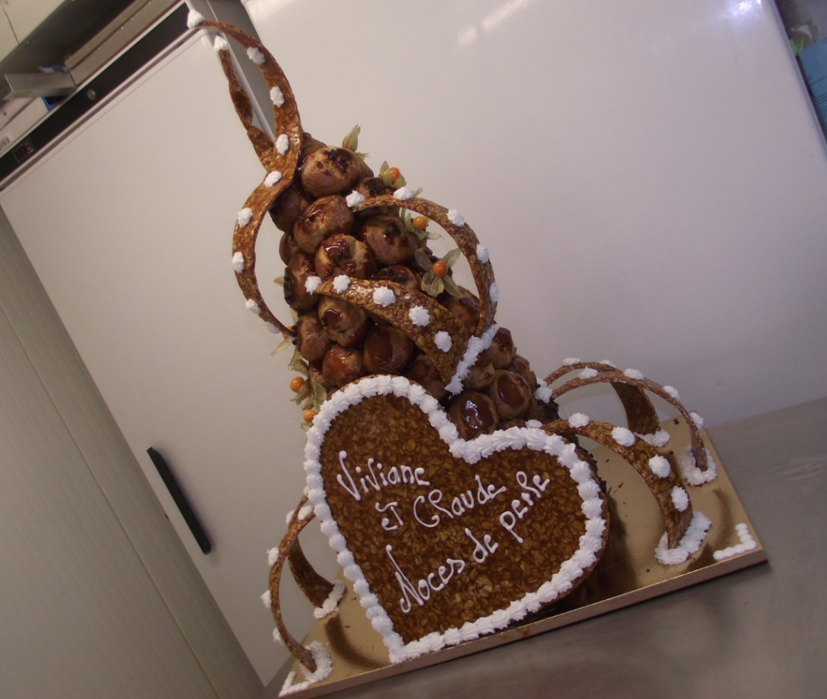 pièce montée choux et nougatine en cône avec coeur