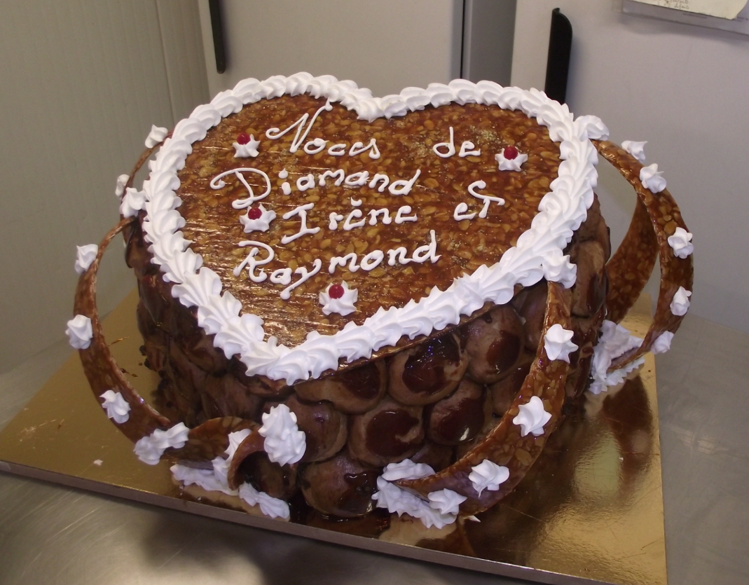 pièce montée choux et nougatine en forme de coeur