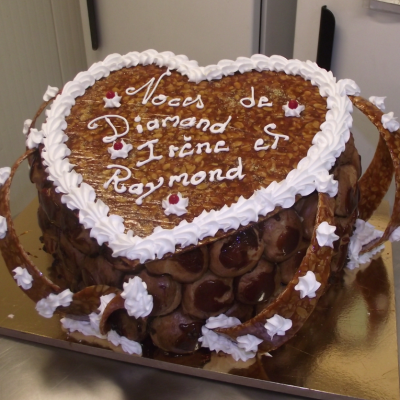 pièce montée choux et nougatine en forme de coeur