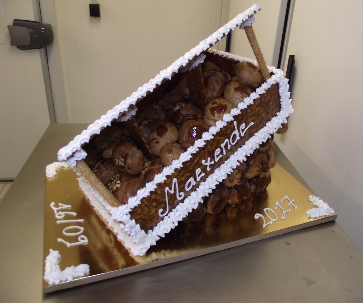 pièce montée choux et nougatine en livre.