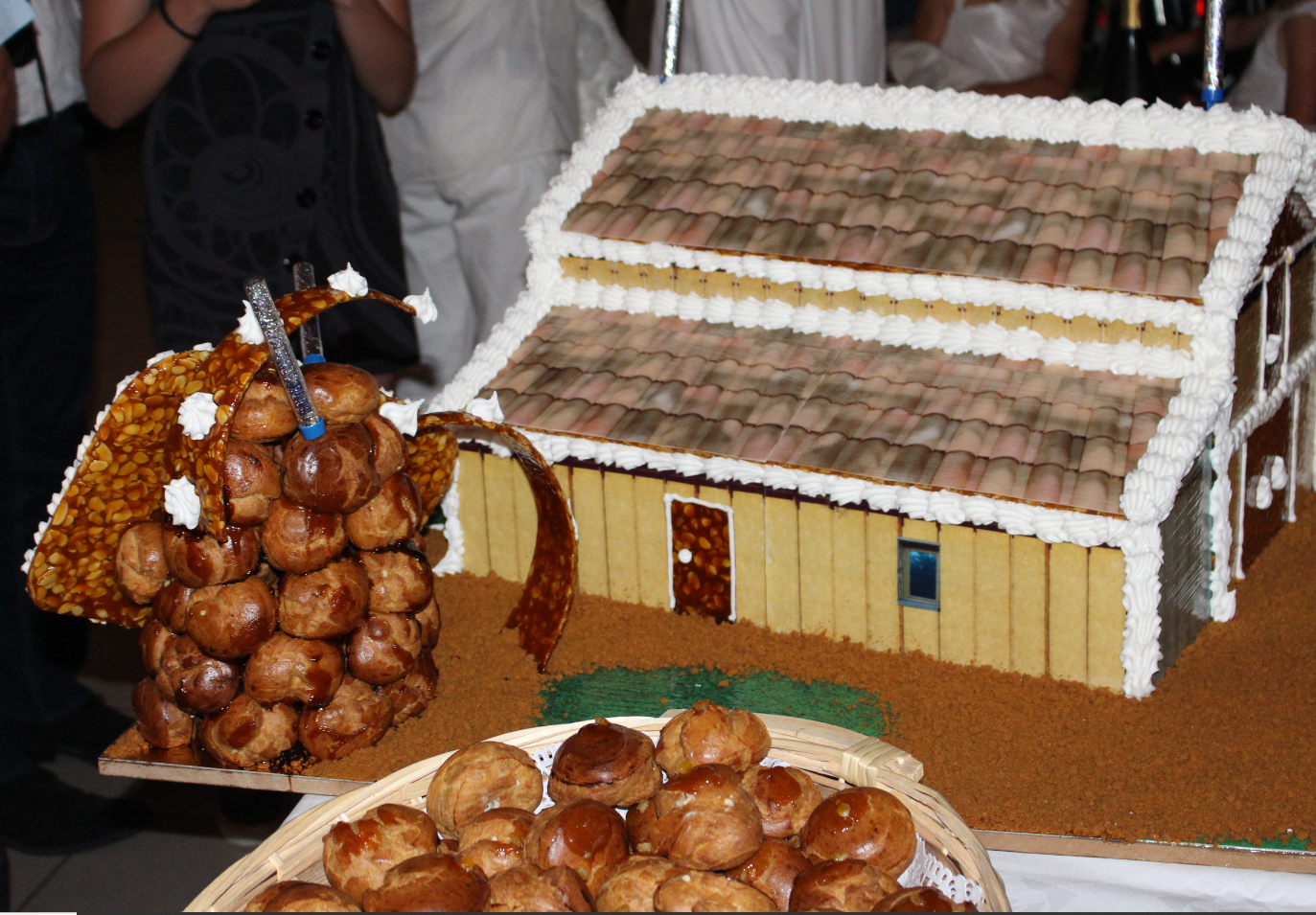 pièce montée choux et nougatine reproduction exacte de la réelle maison