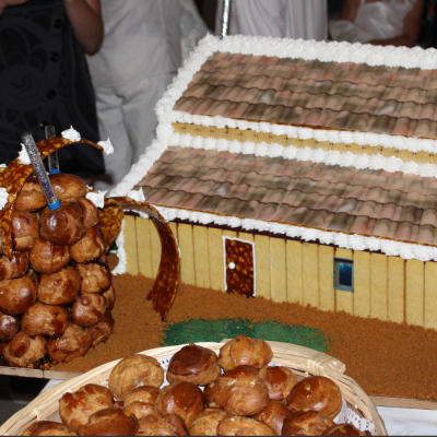 pièce montée choux et nougatine reproduction exacte de la réelle maison