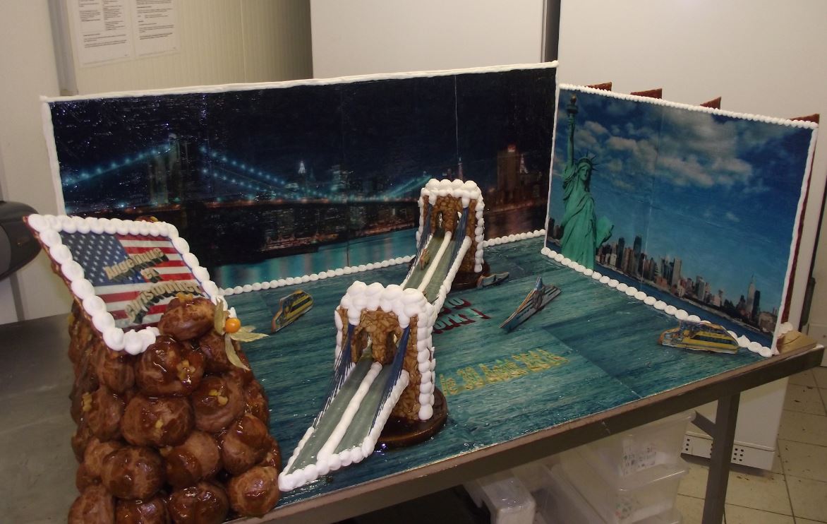 pièce montée choux thème pont de Brooklyn ( 1.20m x 0.80 m )