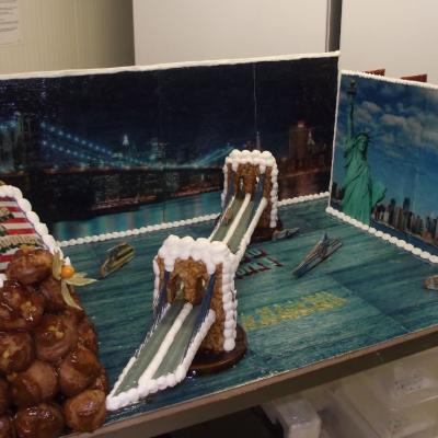 pièce montée choux thème pont de Brooklyn ( 1.20m x 0.80 m )