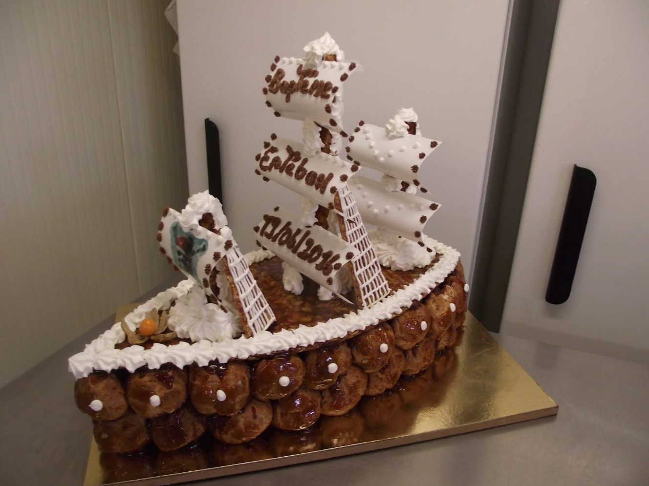 pièce montée en bâteau choux et nougatine