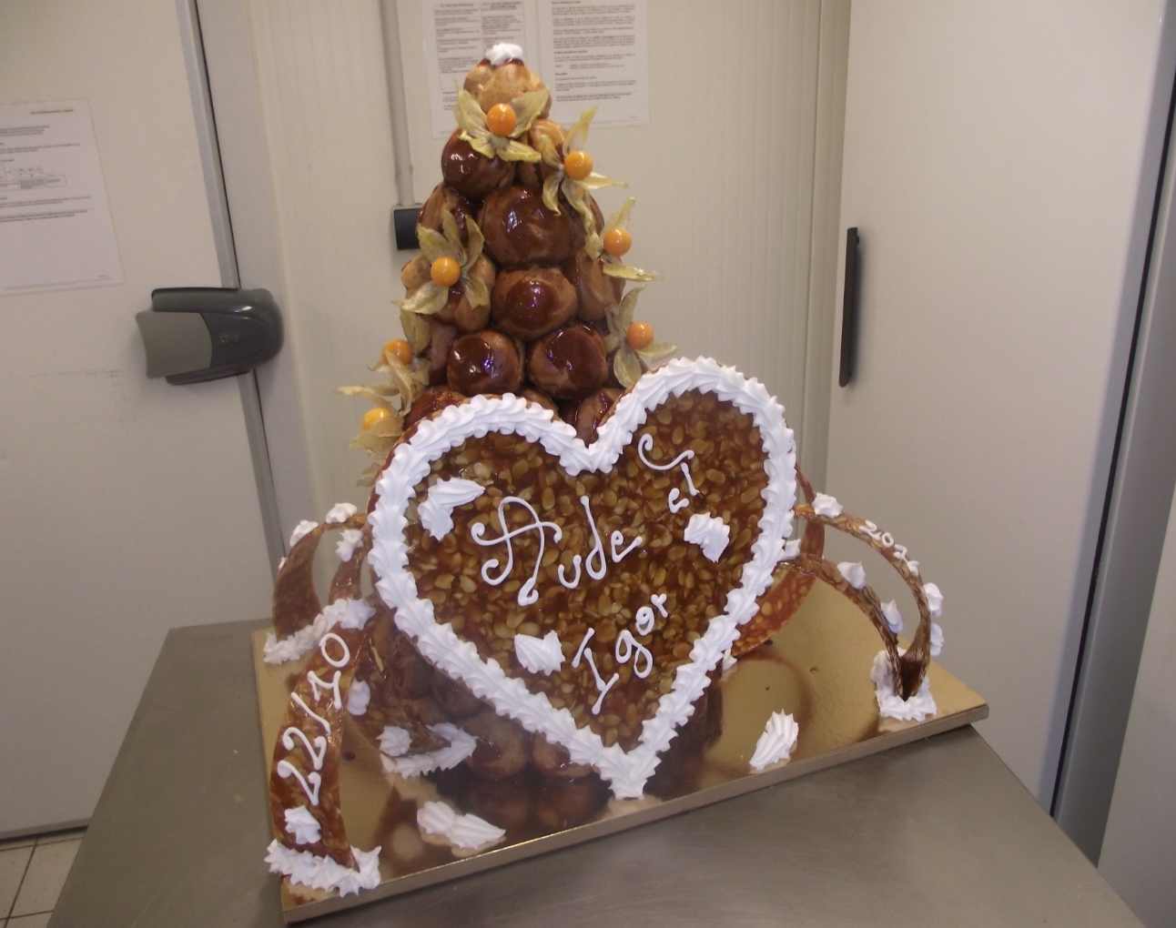 pièce montée en choux et nougatine avec coeur et arabesque