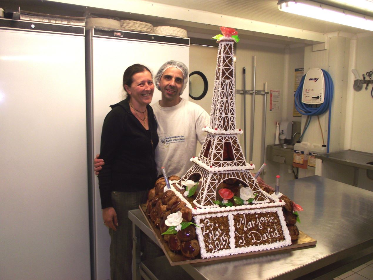 pièce montée Tour Eiffel + roses en sucre