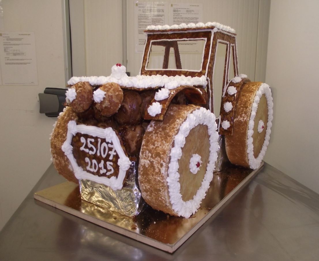 pièce montée tracteur en choux et nougatine.