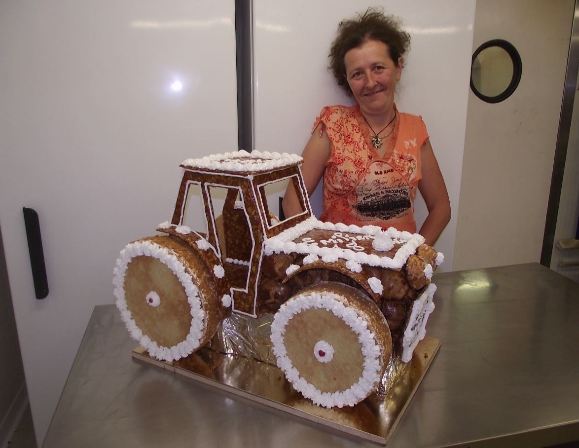 pièce montée tracteur en choux et nougatine