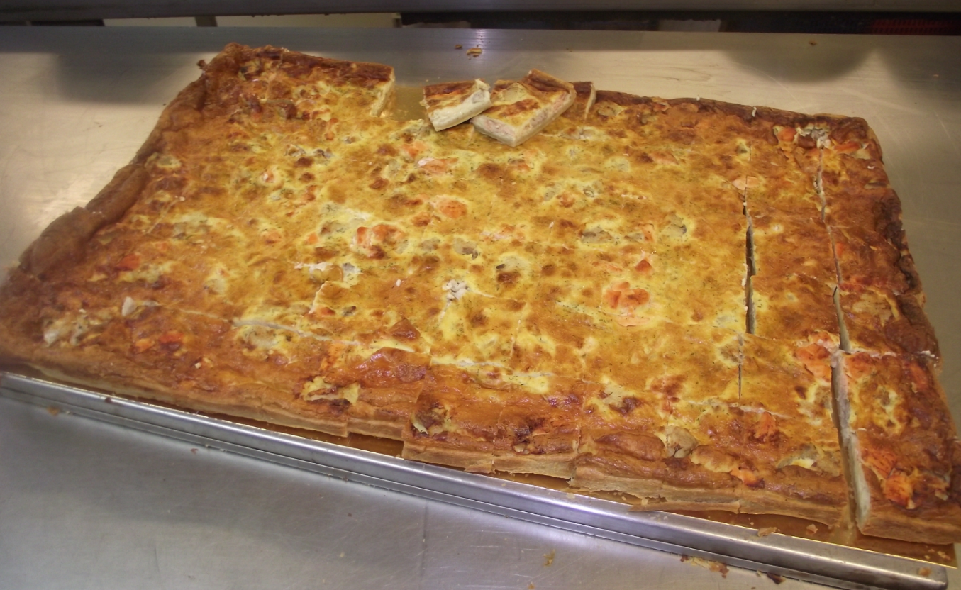 plaque de quiche au saumon et lieu noir frais