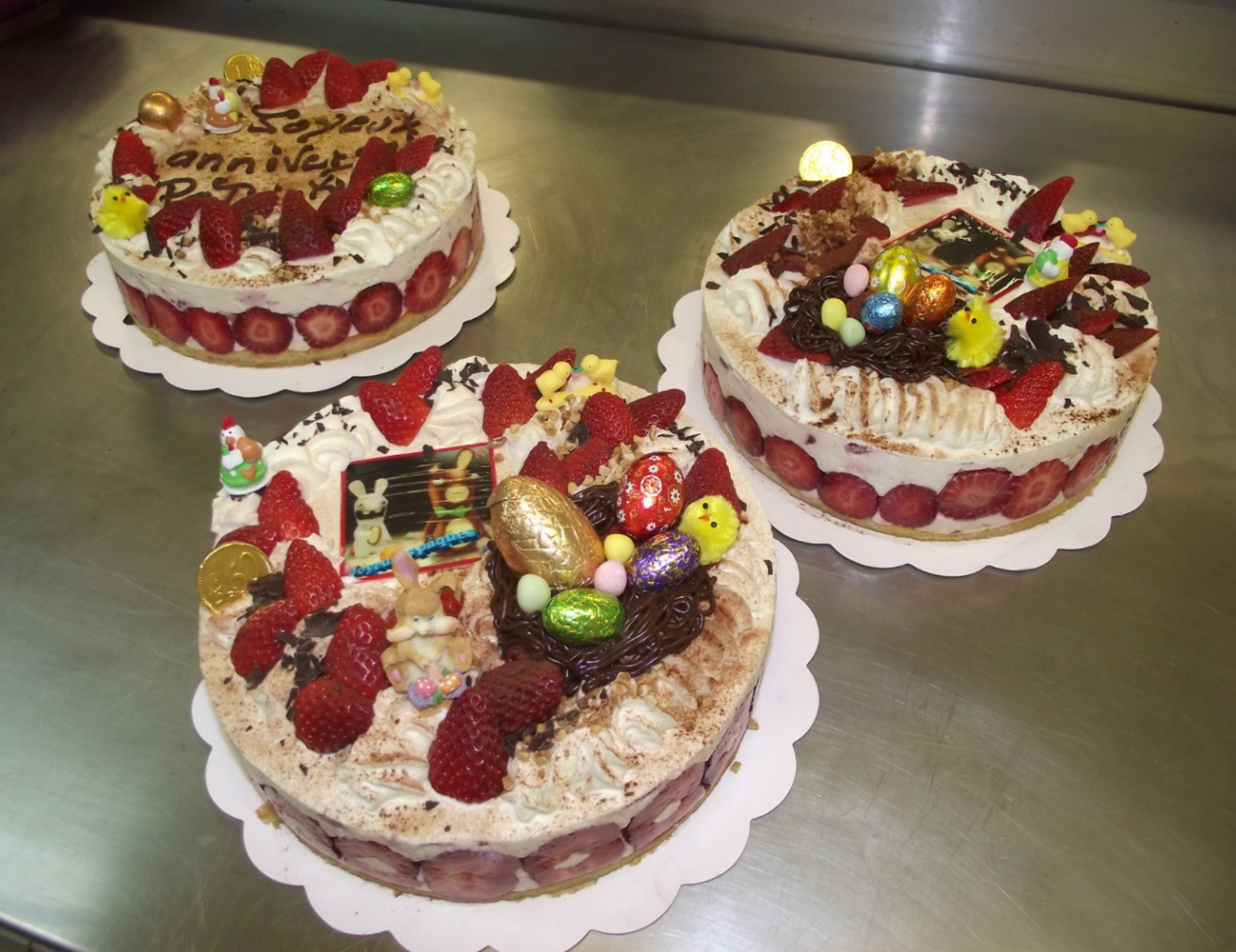 trois fraisiers 6-8 parts + déco Pâques