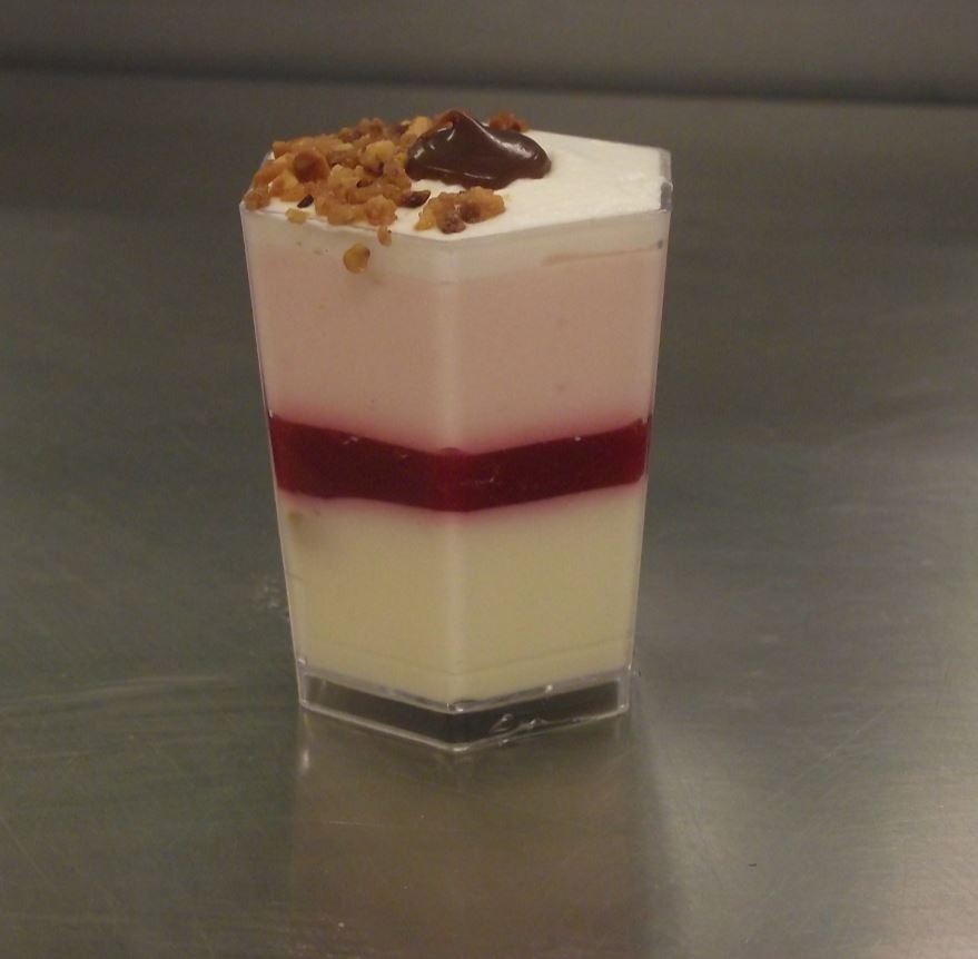 verrine mousse choco blanc/grand marnier, coulis framboise, mousse à l'orange sanguine