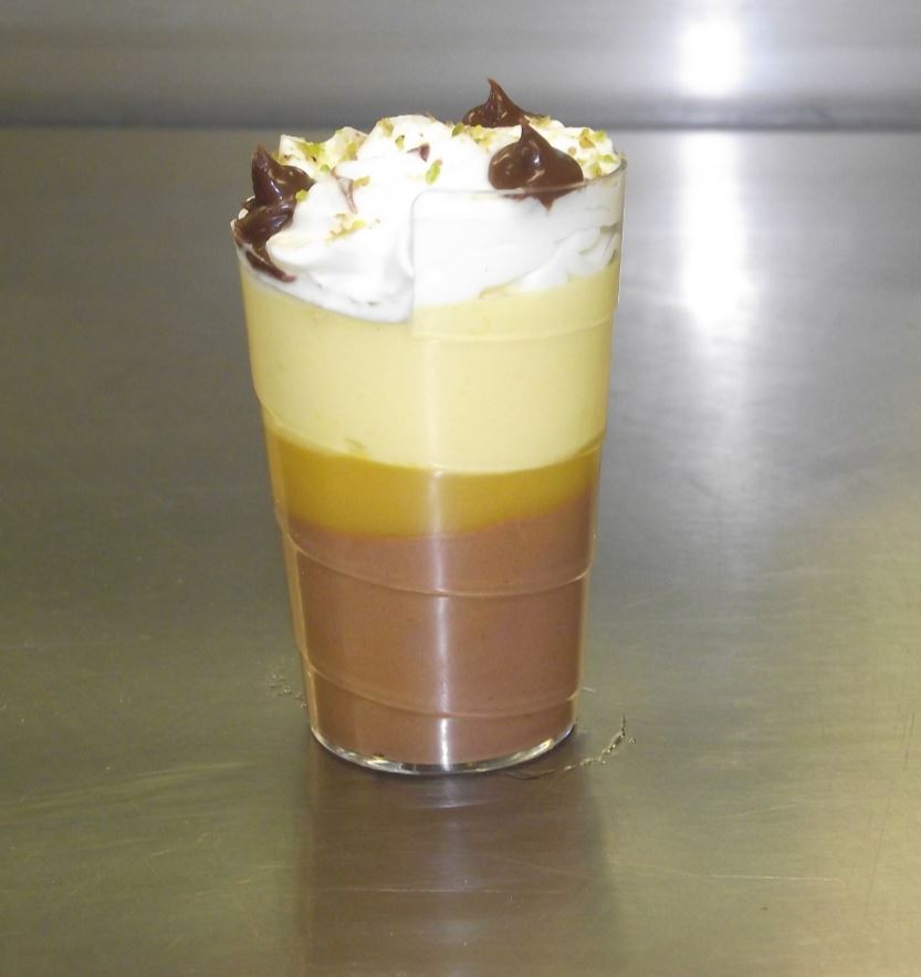 verrine mousse chocolat équateur, coulis exotique et mousse mangue