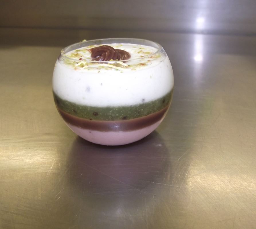 verrine mousse fraise des bois, choco lait, kiwi